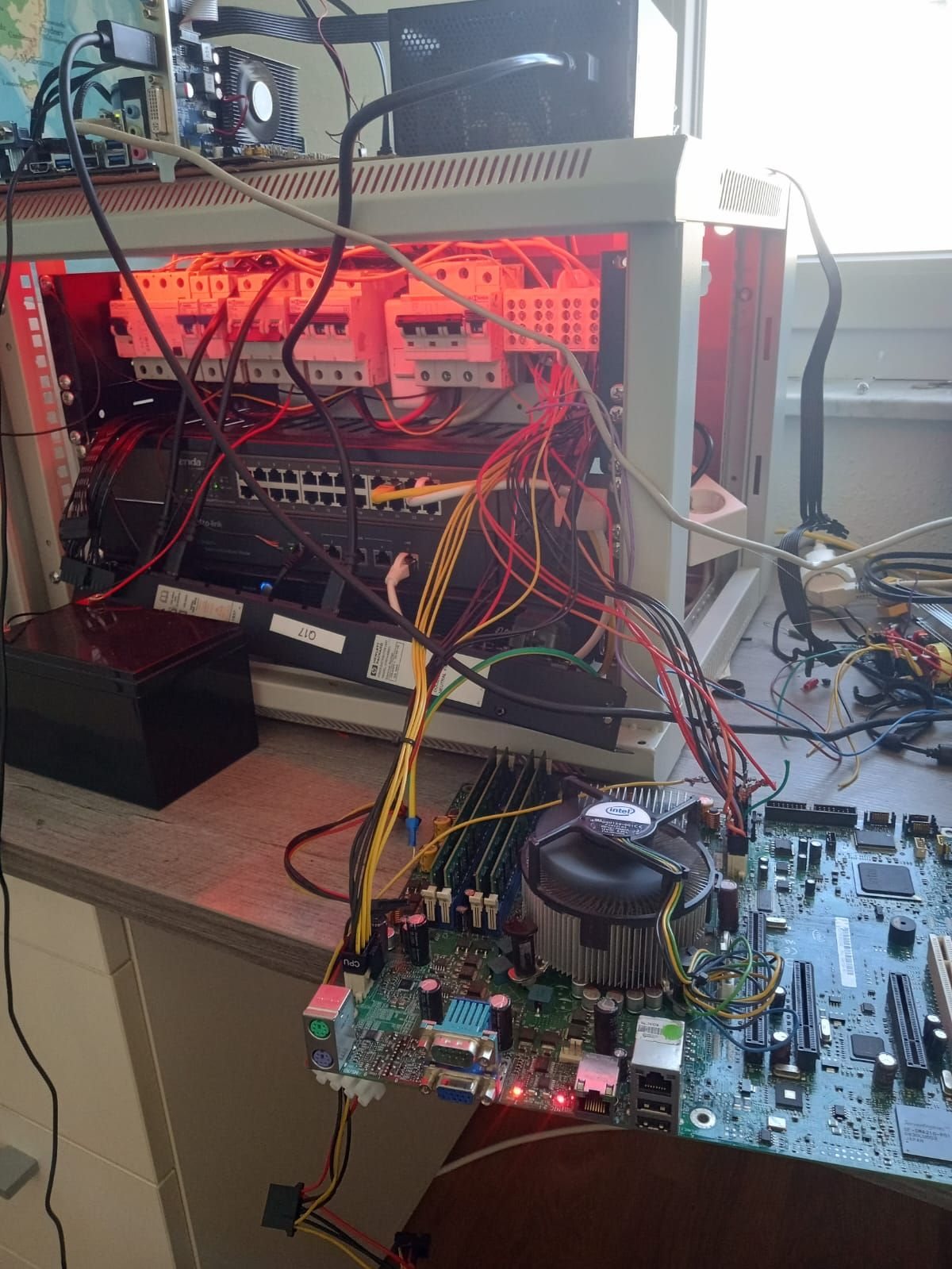 Frühe OnTUBS-Entwicklungsumgebung mit offenem Serverschrank, Mainboards und Verkabelung