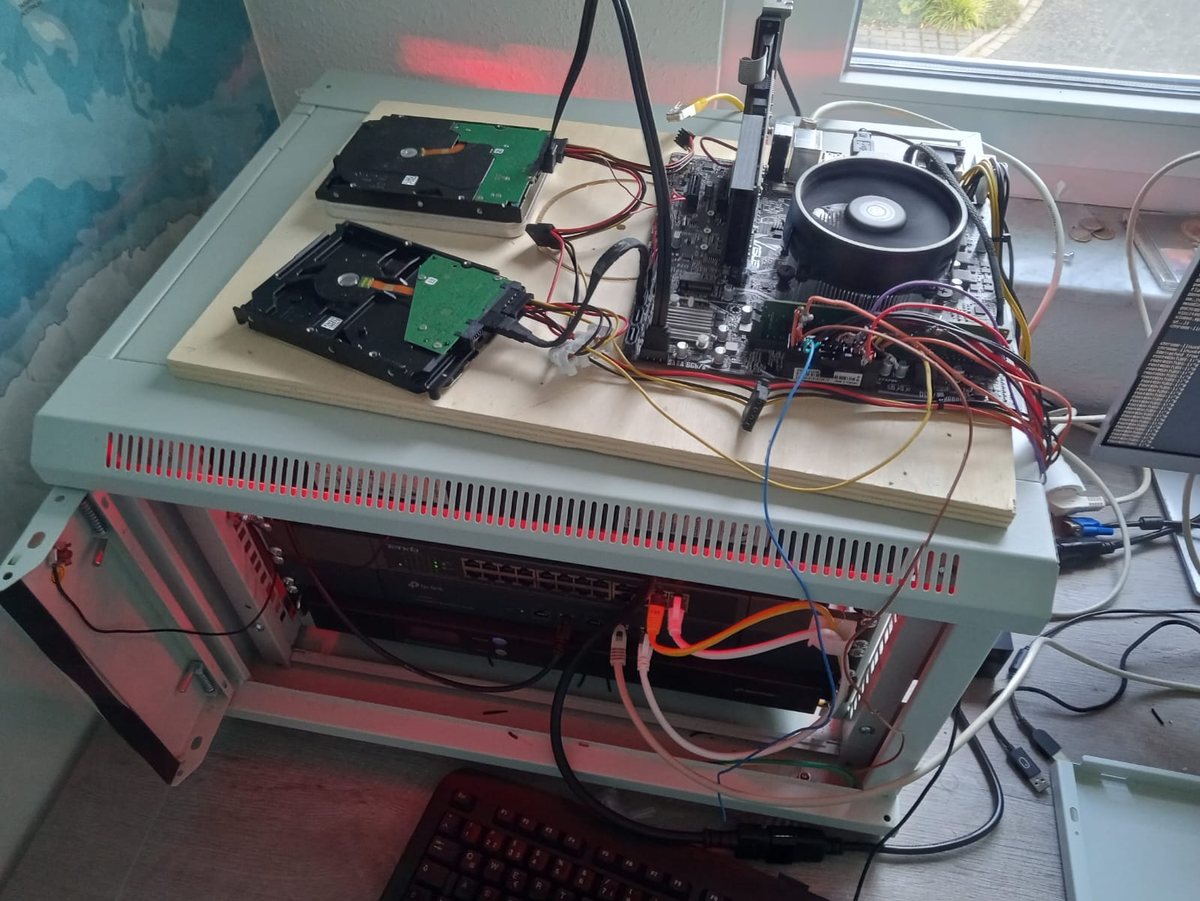 Der erste improvisierte OnTUBS-Server mit offen montiertem Mainboard und Festplatten