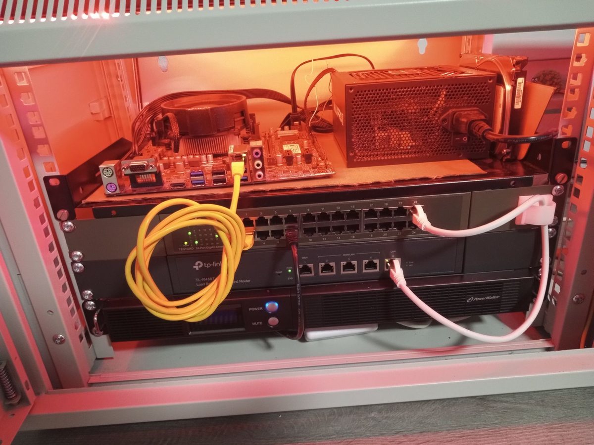 OnTUBS Serverschrank mit Servern und Netzwerkgeräten